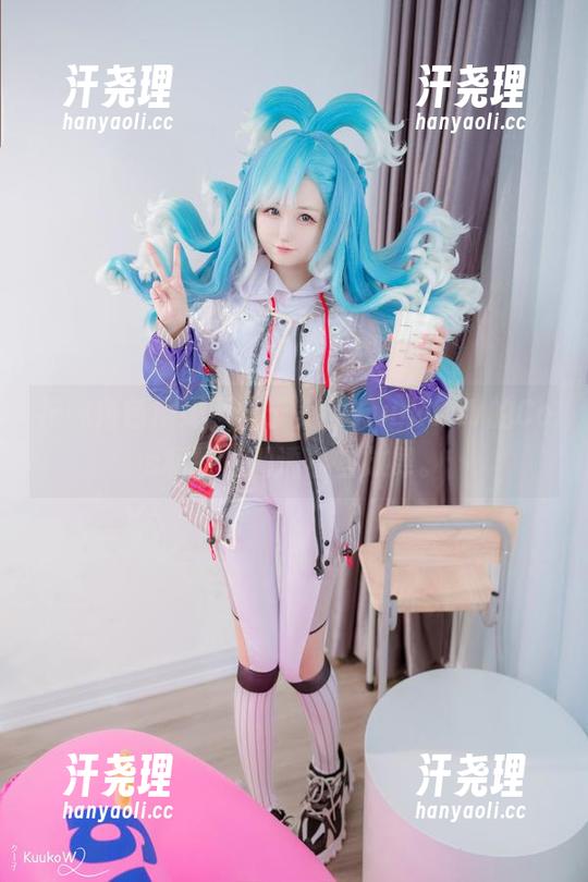 花嫁角色演绎不止于美，Kuuko W的Cos和图包都透着些放肆。